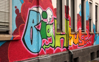 Darf der Vermieter die Beseitigung von Graffiti als Betriebs­kosten abrechnen?