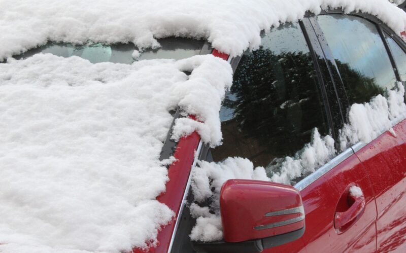 Schnee auf dem Autodach