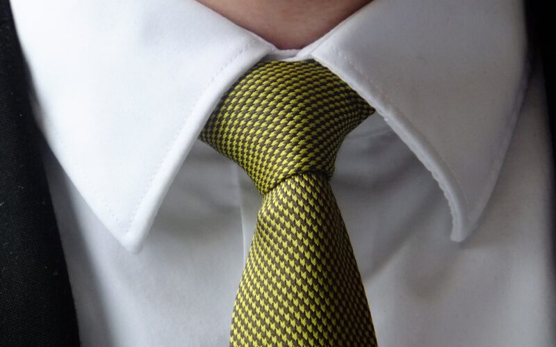 Krawatte abschneiden an Weiberfastnacht